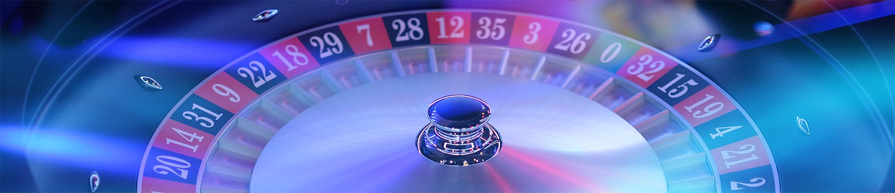 Pengguna membaca bantuan akun mobile